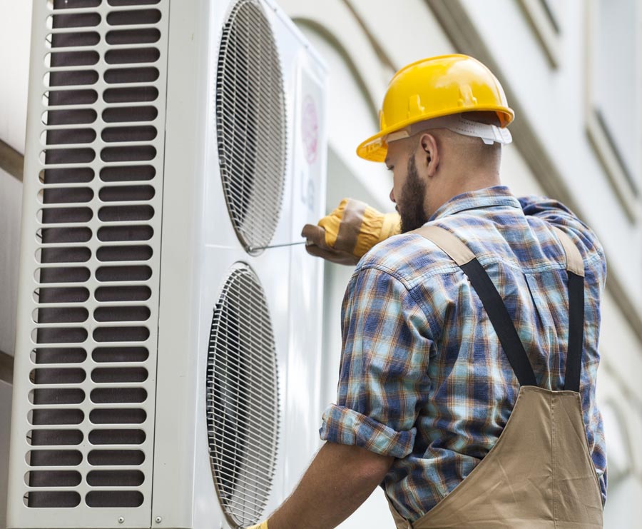 Hombre instalando aire acondicionado